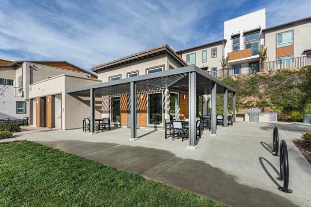 958 Foxwood Lane, Vista, CA 92081