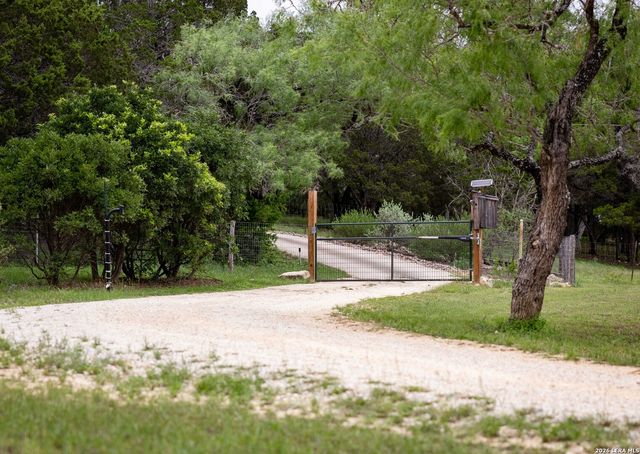 7965 GARDEN NORTH DR, San Antonio, TX 78266