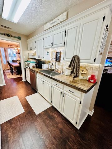 1027 E 17th St, Colorado City, TX 79512