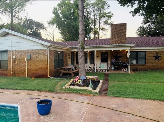 1027 E 17th St, Colorado City, TX 79512