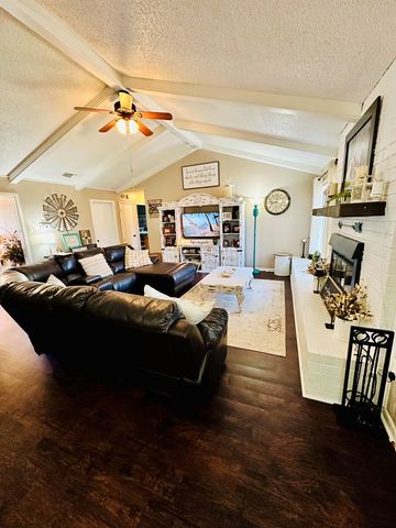 1027 E 17th St, Colorado City, TX 79512