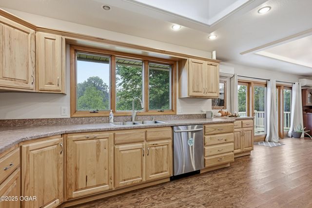 8449 Goldfinch Road, Neosho, MO 64850