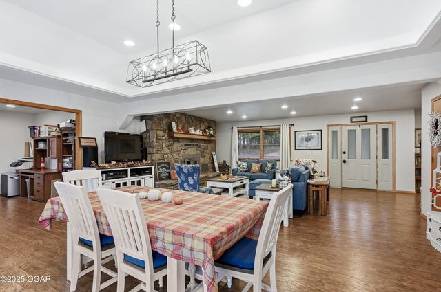 8449 Goldfinch Road, Neosho, MO 64850