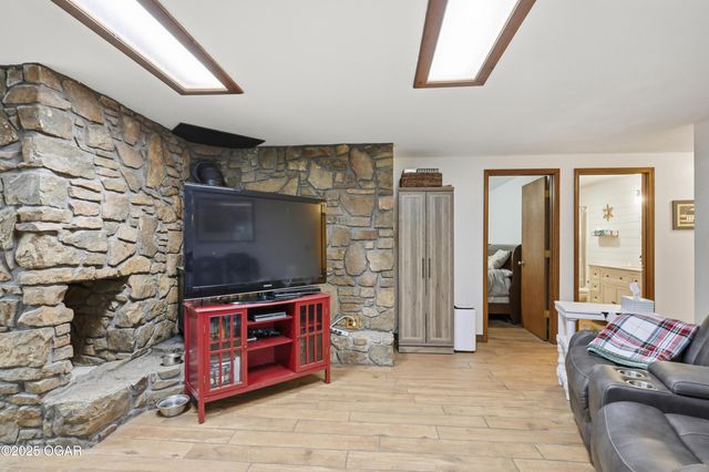 8449 Goldfinch Road, Neosho, MO 64850