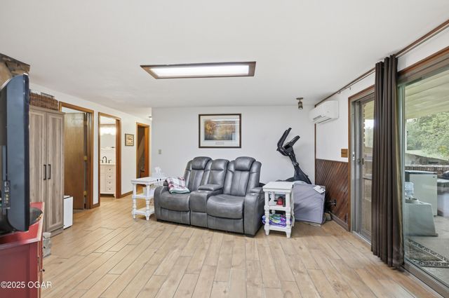 8449 Goldfinch Road, Neosho, MO 64850