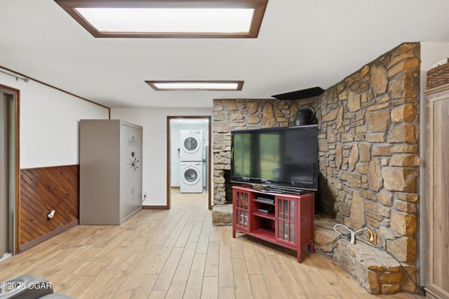 8449 Goldfinch Road, Neosho, MO 64850