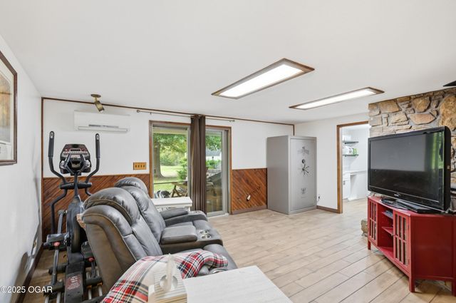 8449 Goldfinch Road, Neosho, MO 64850