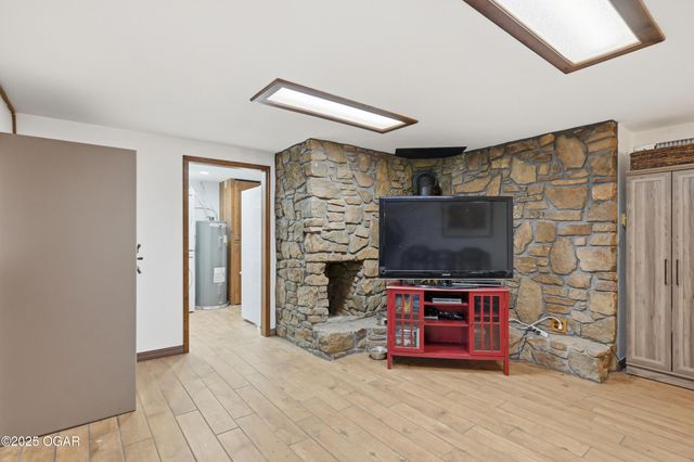 8449 Goldfinch Road, Neosho, MO 64850