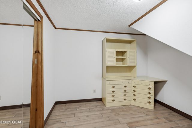 8449 Goldfinch Road, Neosho, MO 64850