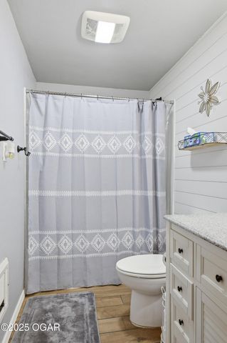 8449 Goldfinch Road, Neosho, MO 64850