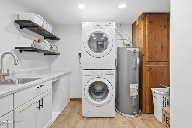 8449 Goldfinch Road, Neosho, MO 64850