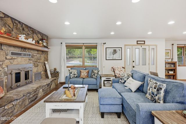 8449 Goldfinch Road, Neosho, MO 64850