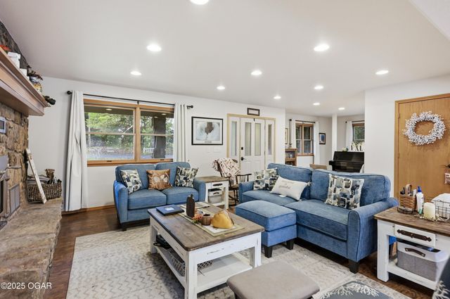 8449 Goldfinch Road, Neosho, MO 64850