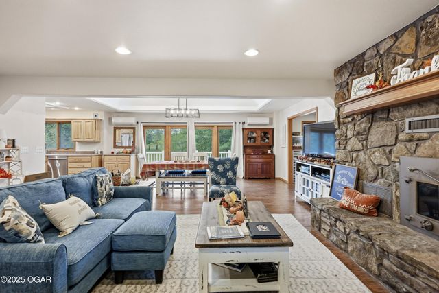 8449 Goldfinch Road, Neosho, MO 64850