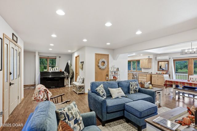 8449 Goldfinch Road, Neosho, MO 64850