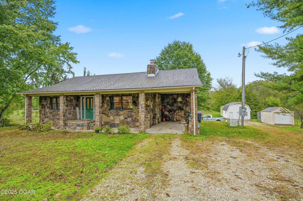 8449 Goldfinch Road, Neosho, MO 64850