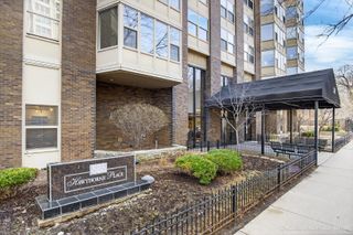 525 W Hawthorne Place 1001, Chicago, IL 60657