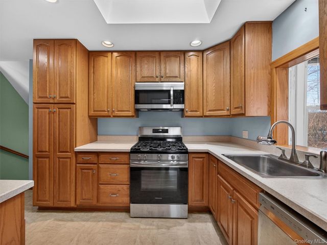 7 Greenway E, Sloatsburg, NY 10974