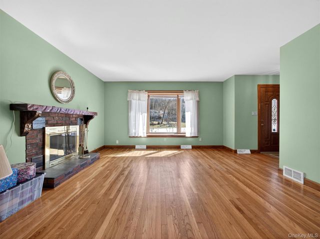 7 Greenway E, Sloatsburg, NY 10974