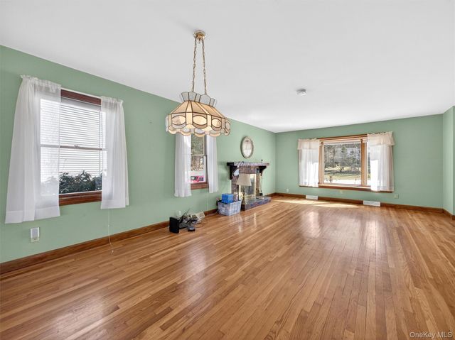 7 Greenway E, Sloatsburg, NY 10974