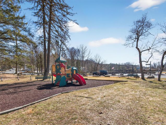 7 Greenway E, Sloatsburg, NY 10974