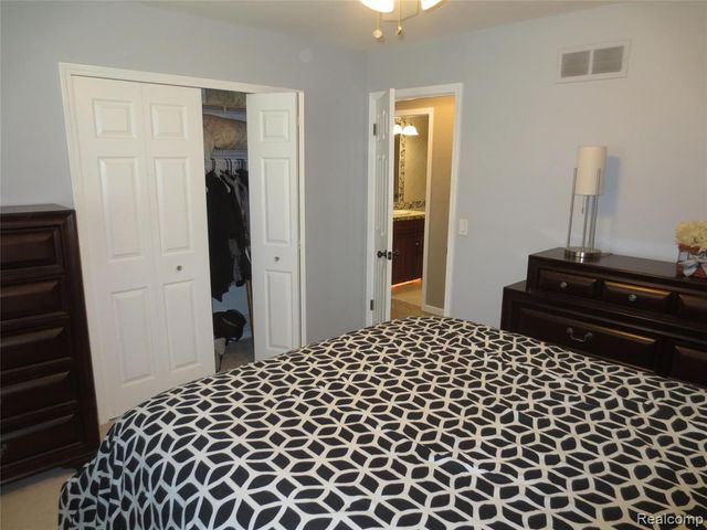 61365 Creekview Drive, South Lyon, MI 48178