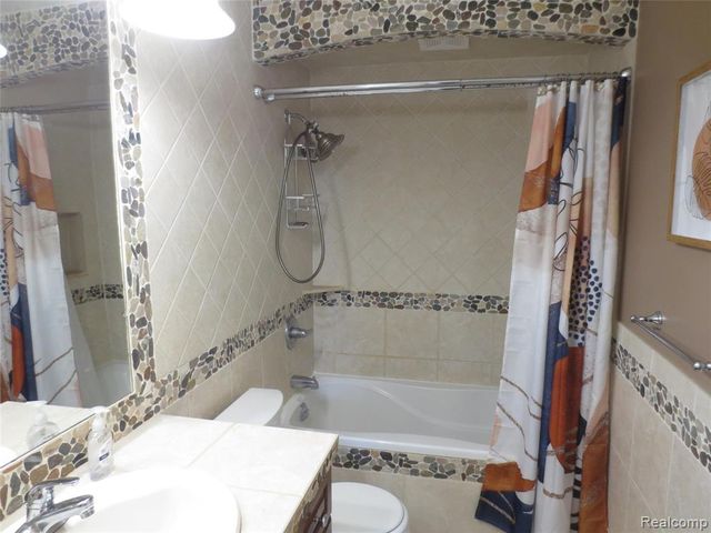 61365 Creekview Drive, South Lyon, MI 48178