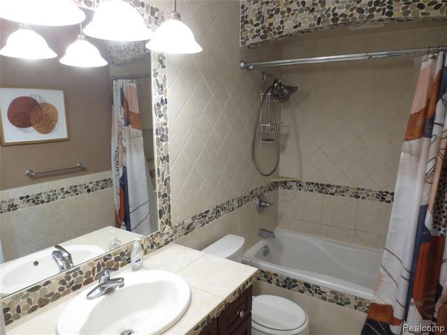 61365 Creekview Drive, South Lyon, MI 48178