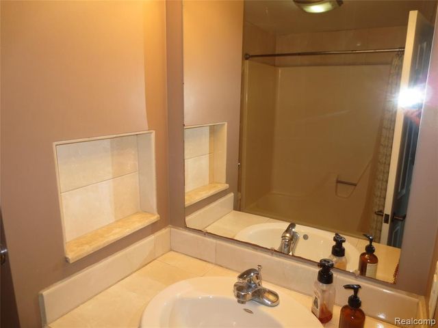 61365 Creekview Drive, South Lyon, MI 48178