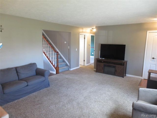 61365 Creekview Drive, South Lyon, MI 48178
