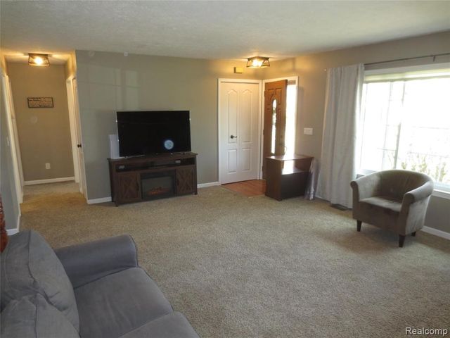 61365 Creekview Drive, South Lyon, MI 48178