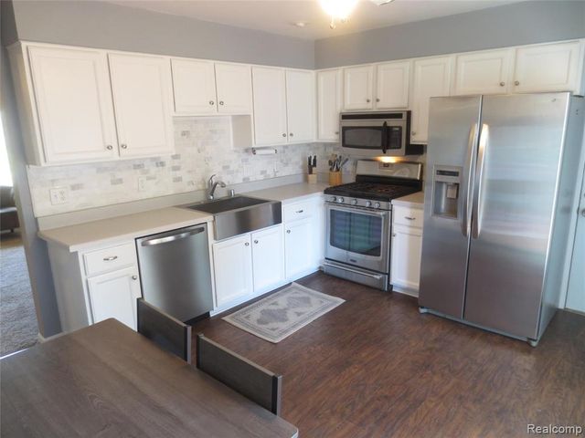 61365 Creekview Drive, South Lyon, MI 48178