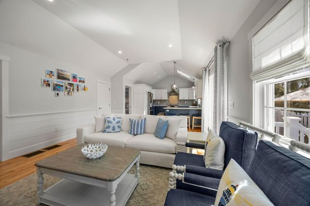 16 Second Avenue 4, Osterville, MA 02655