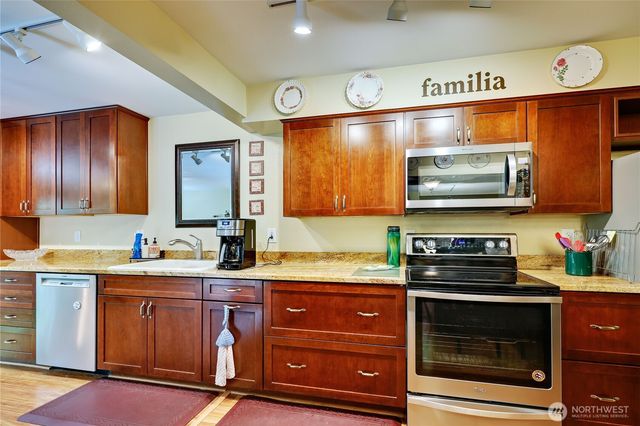 541 Surfcrest Place NE, Poulsbo, WA 98370