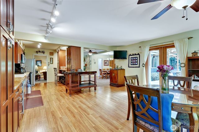 541 Surfcrest Place NE, Poulsbo, WA 98370