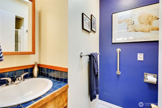 541 Surfcrest Place NE, Poulsbo, WA 98370