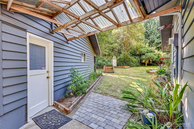 541 Surfcrest Place NE, Poulsbo, WA 98370