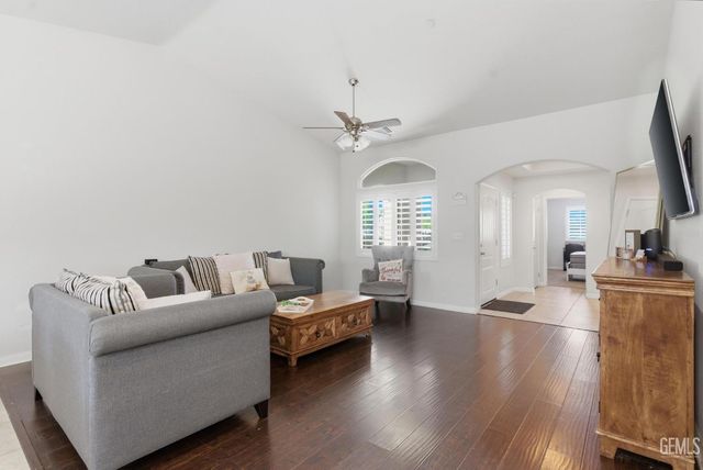 6807 Clear Water Creek Way, Bakersfield, CA 93311