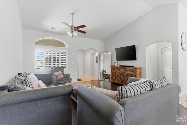 6807 Clear Water Creek Way, Bakersfield, CA 93311