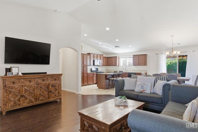 6807 Clear Water Creek Way, Bakersfield, CA 93311