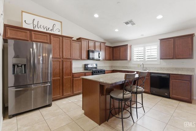 6807 Clear Water Creek Way, Bakersfield, CA 93311