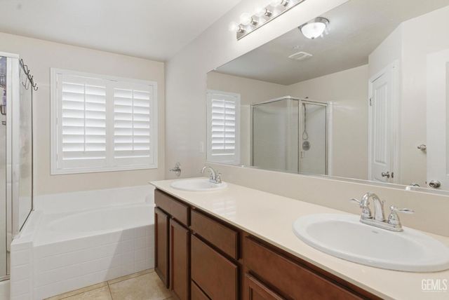 6807 Clear Water Creek Way, Bakersfield, CA 93311