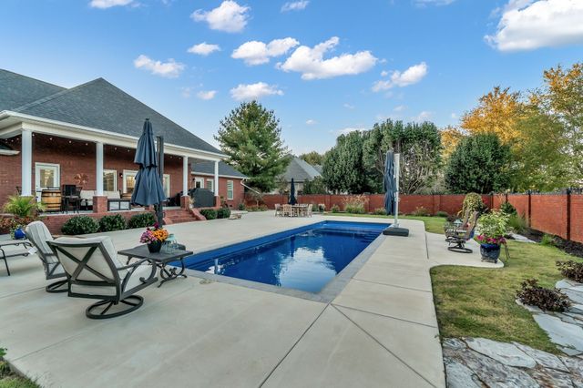 300 Willow Brook Dr, Manchester, TN 37355