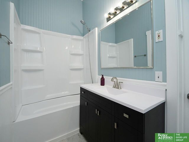 321 N Iowa Avenue N, York, NE 68467