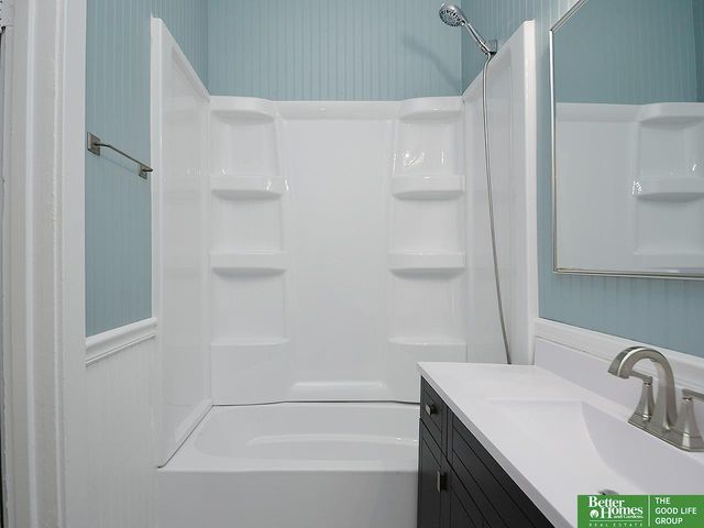 321 N Iowa Avenue N, York, NE 68467