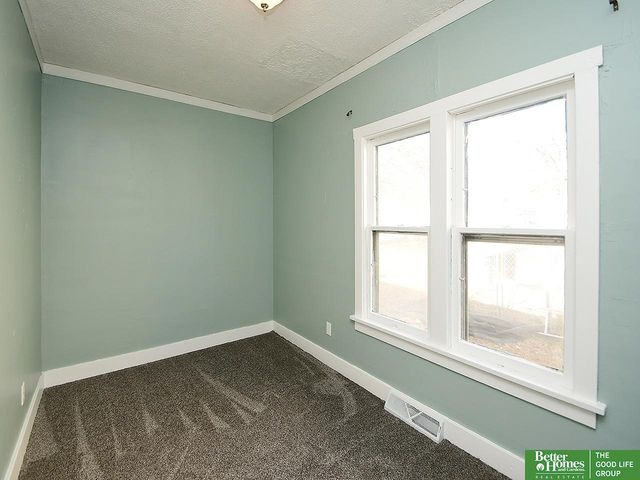 321 N Iowa Avenue N, York, NE 68467