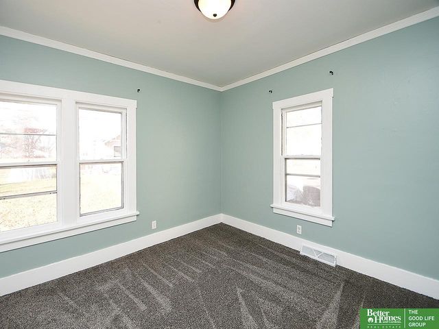 321 N Iowa Avenue N, York, NE 68467