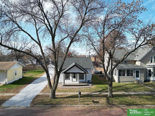 321 N Iowa Avenue N, York, NE 68467