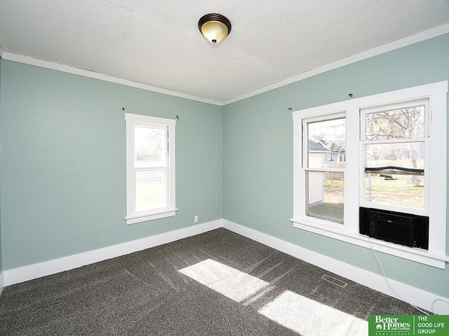 321 N Iowa Avenue N, York, NE 68467