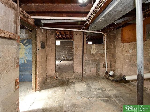 321 N Iowa Avenue N, York, NE 68467